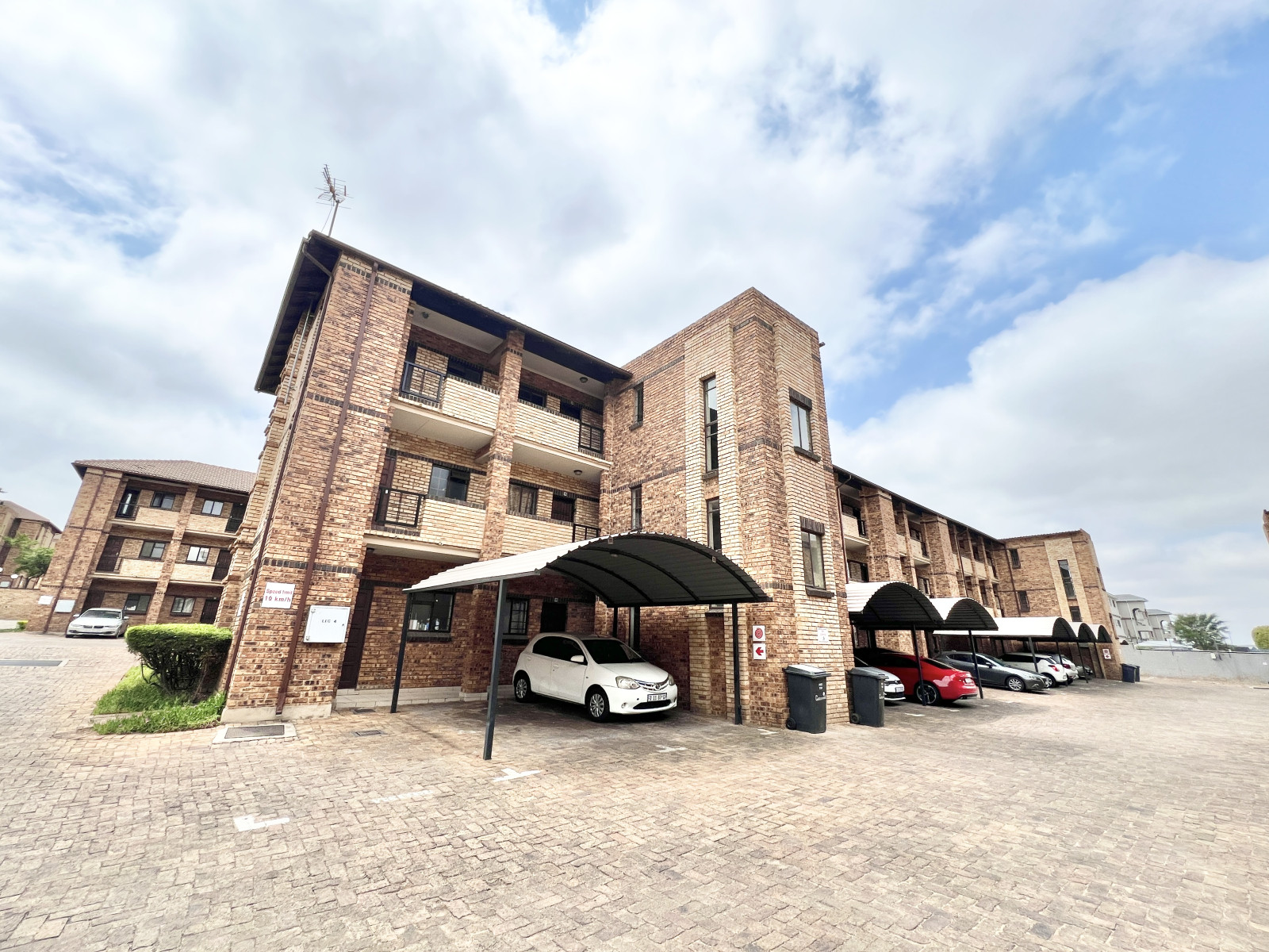1 Bedroom Apartment / Flat for Sale in Halfway Gardens - Flats & Houses SA