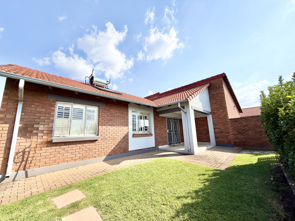 Modern 2-Bedroom Townhouse Gem in the Heart of Monavoni, Centurion - Flats And Houses